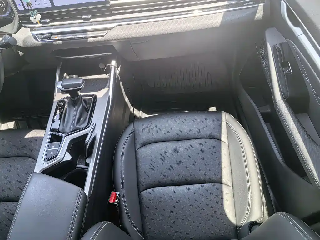 Geely Emgrand 2024