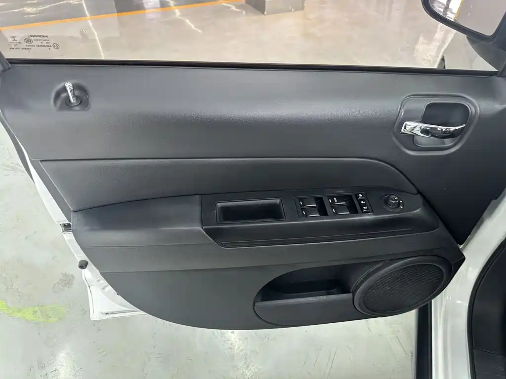 Jeep Compass 2015 — фото 11