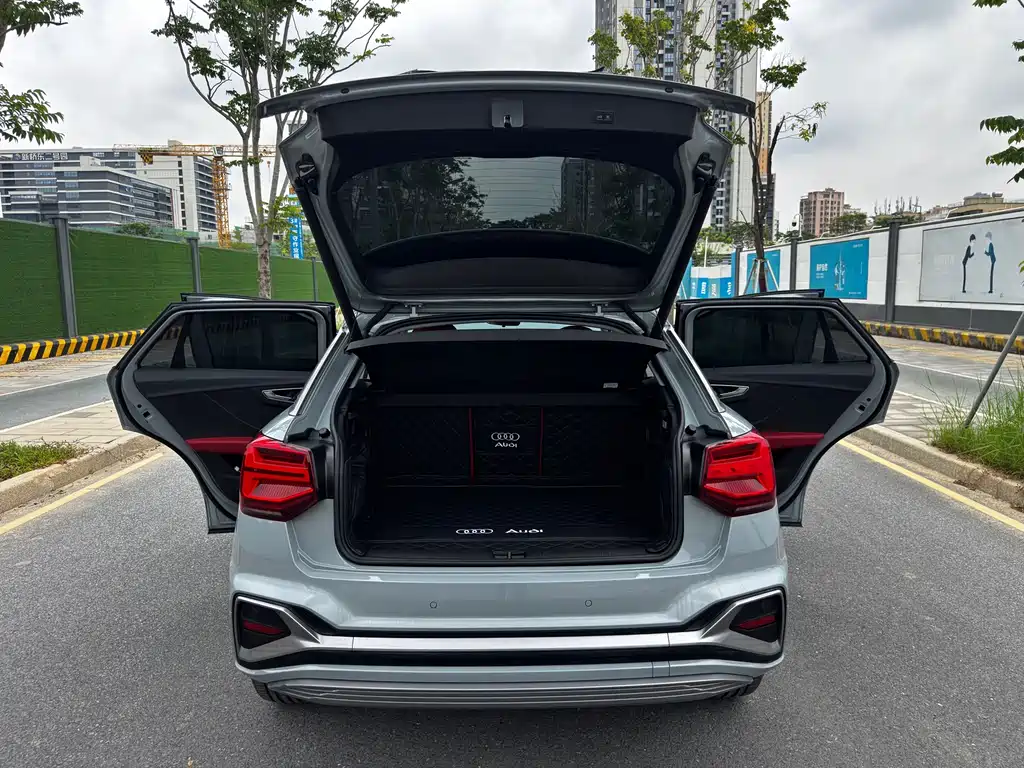 Audi Q2L e-tron 2022 — фото 27