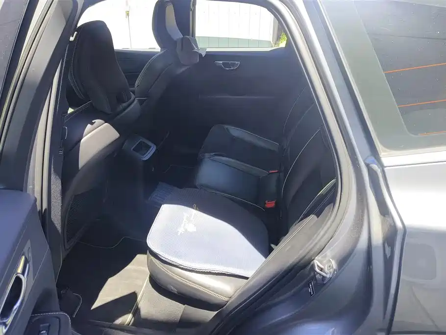Volvo XC60 PHEV 2019 — фото 11