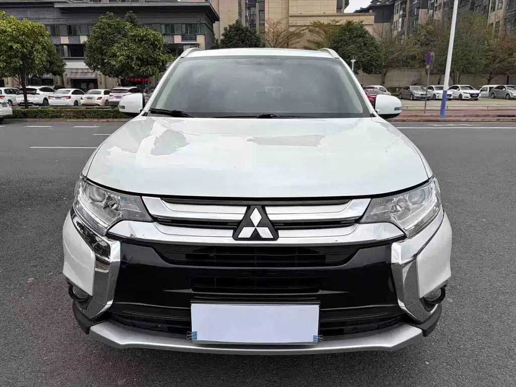 Mitsubishi Outlander 2018 — фото 2