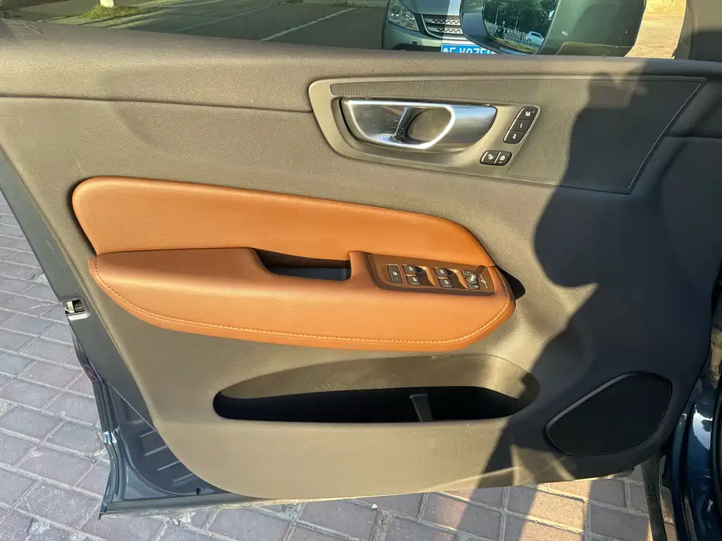 Volvo XC60 2023 — фото 15