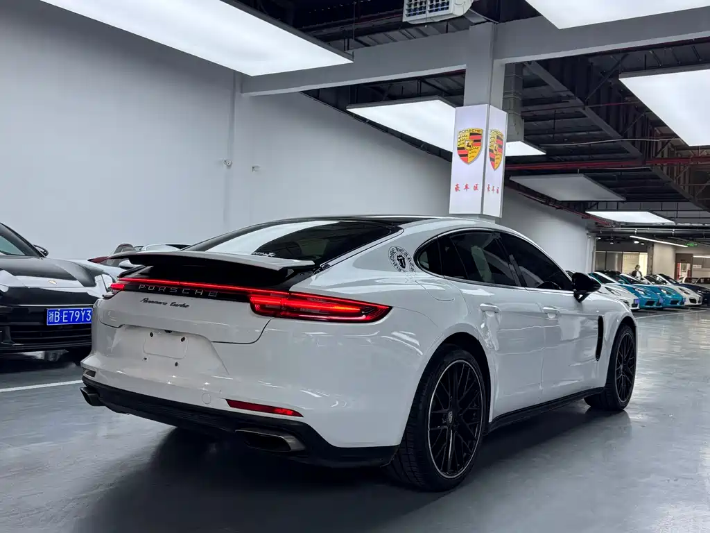 Porsche Panamera 2018 — фото 19