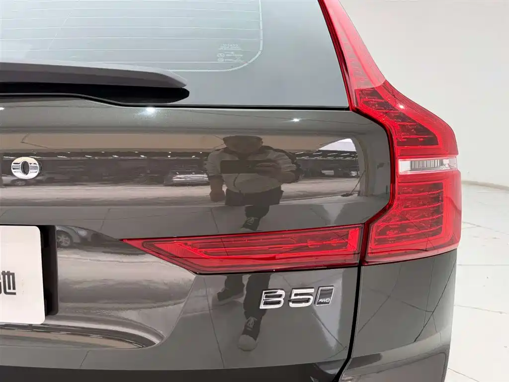 Volvo XC60 2022 — фото 10