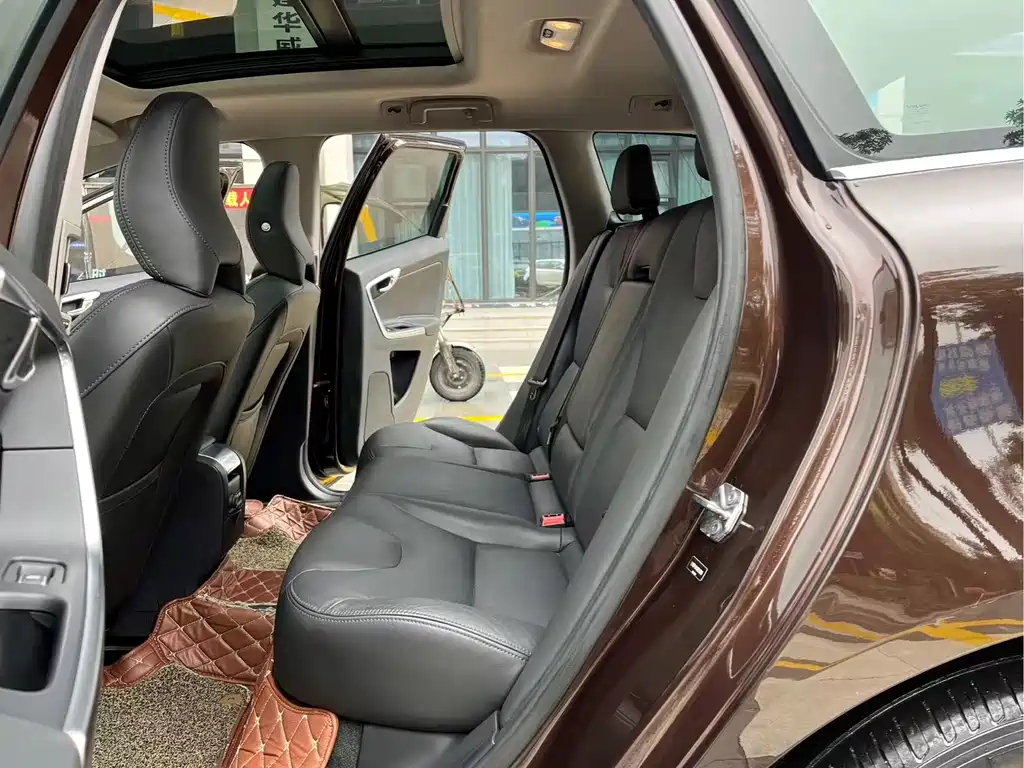 Volvo XC60 2017 — фото 16