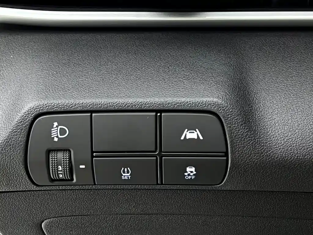 Hyundai Elantra 2023 — фото 12