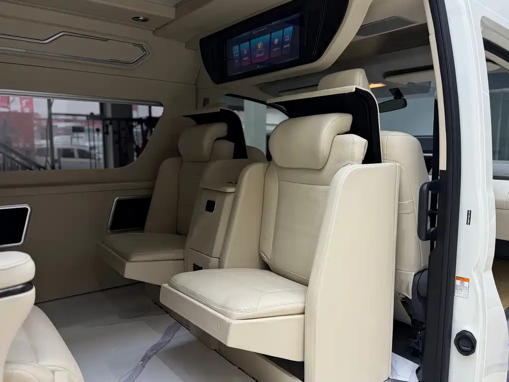 Toyota Hiace 2023 — фото 10