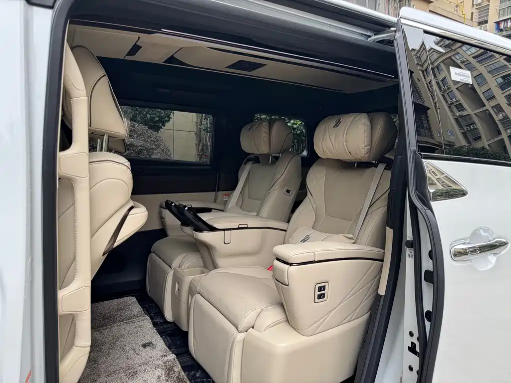 Toyota Alphard — фото 8