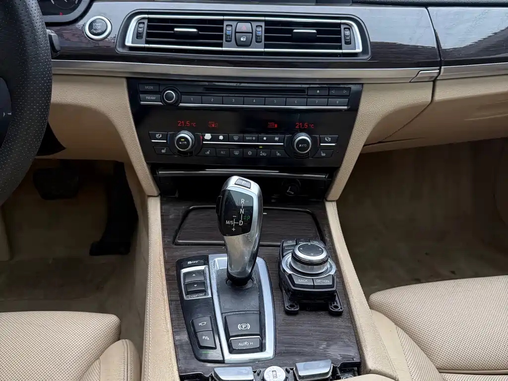BMW 7 Series 2009 — фото 12