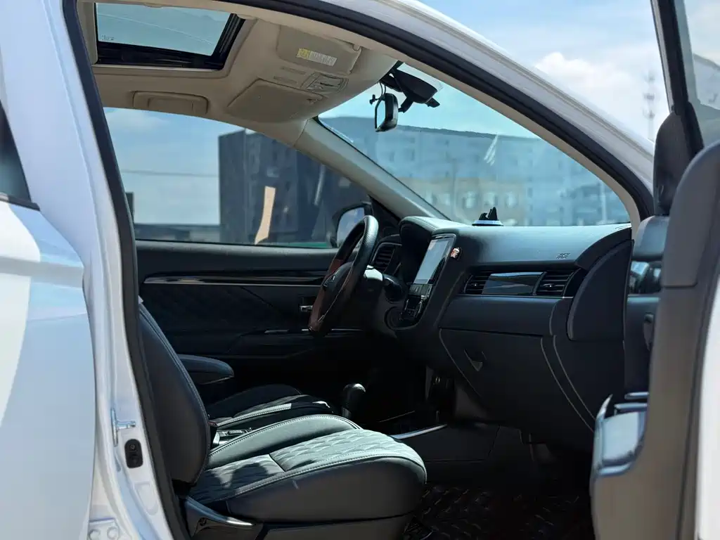 Mitsubishi Outlander 2021 — фото 20