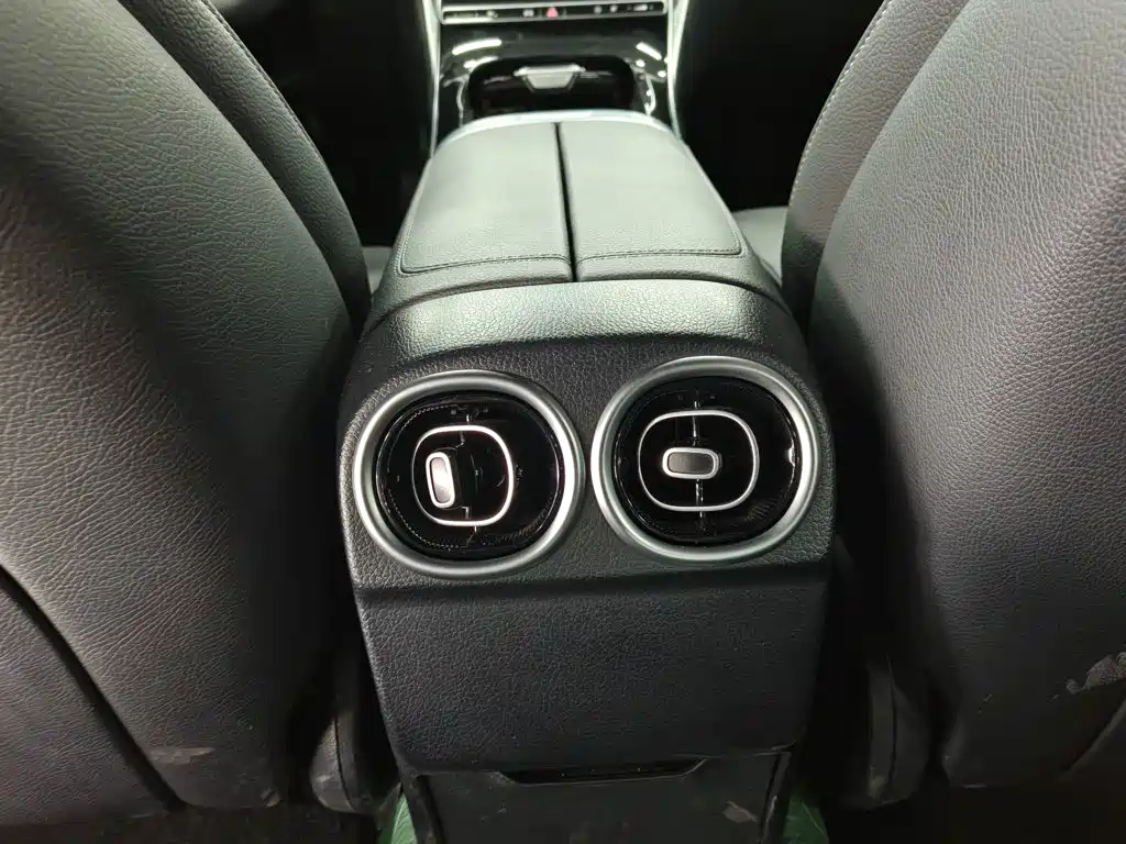 Mercedes-Benz C-Class 2023 — фото 12