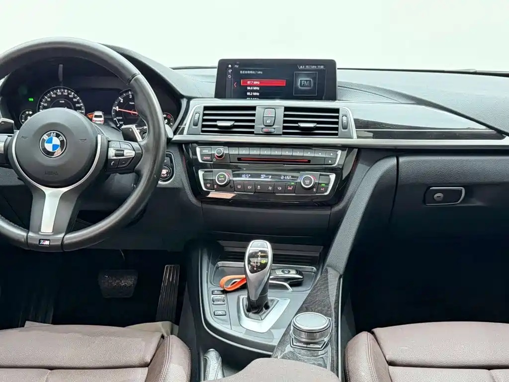 BMW 3 Series 2018 — фото 26
