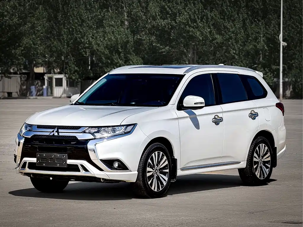 Mitsubishi Outlander 2021 — фото 1