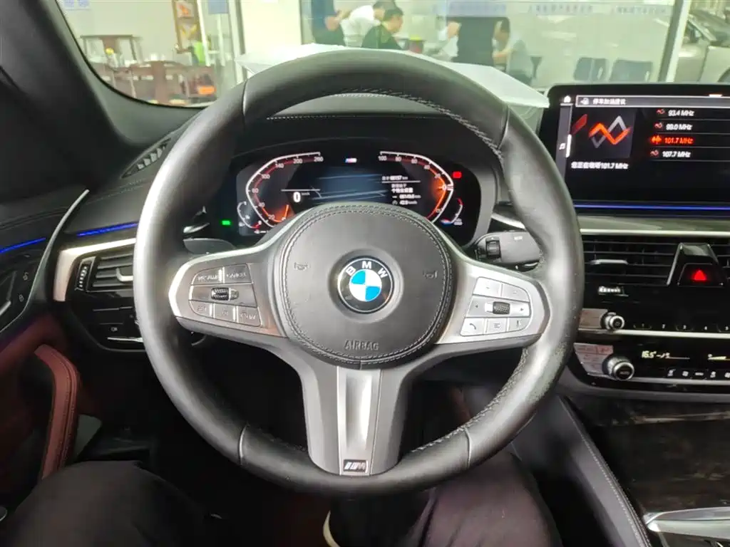 BMW 5 Series 2023 — фото 11