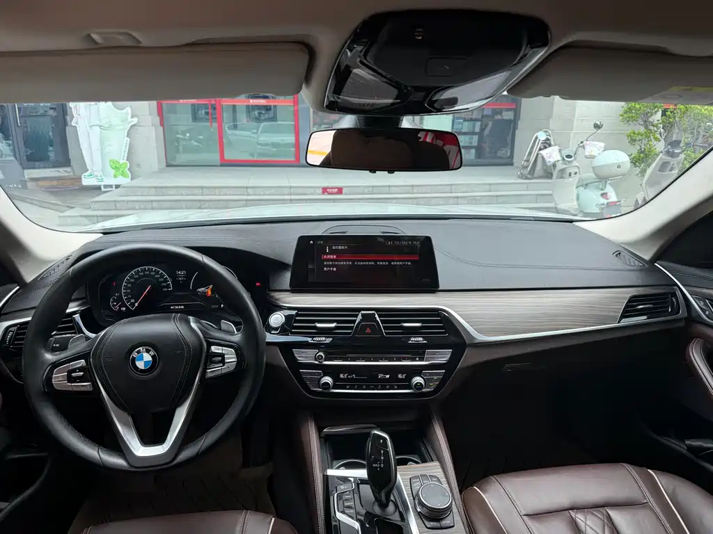 BMW 5 Series 2019 — фото 15