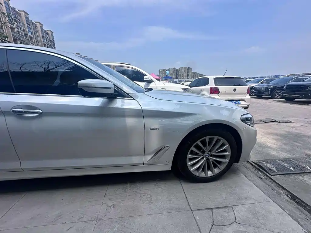 BMW 5 Series 2018 — фото 17