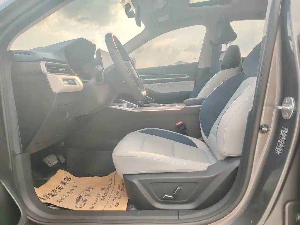 Geely Emgrand 2023
