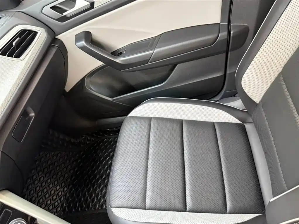 Volkswagen T-Roc 2023 — фото 13