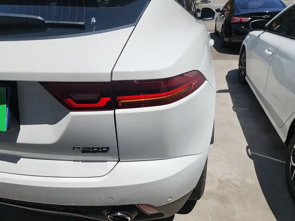 Jaguar E-PACE 2020 — фото 8
