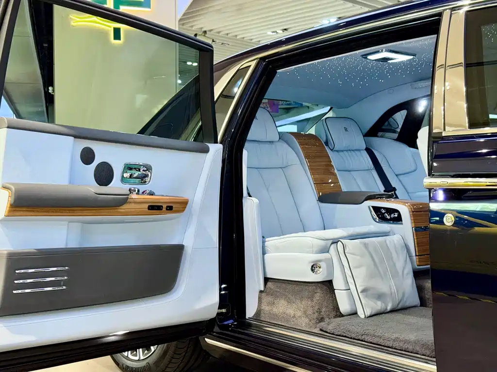 Rolls-Royce Phantom 2020 — фото 22