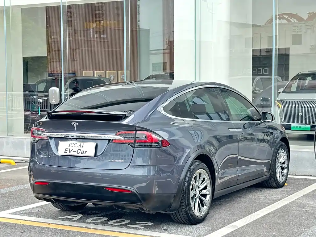 Tesla Model X 2018 — фото 13