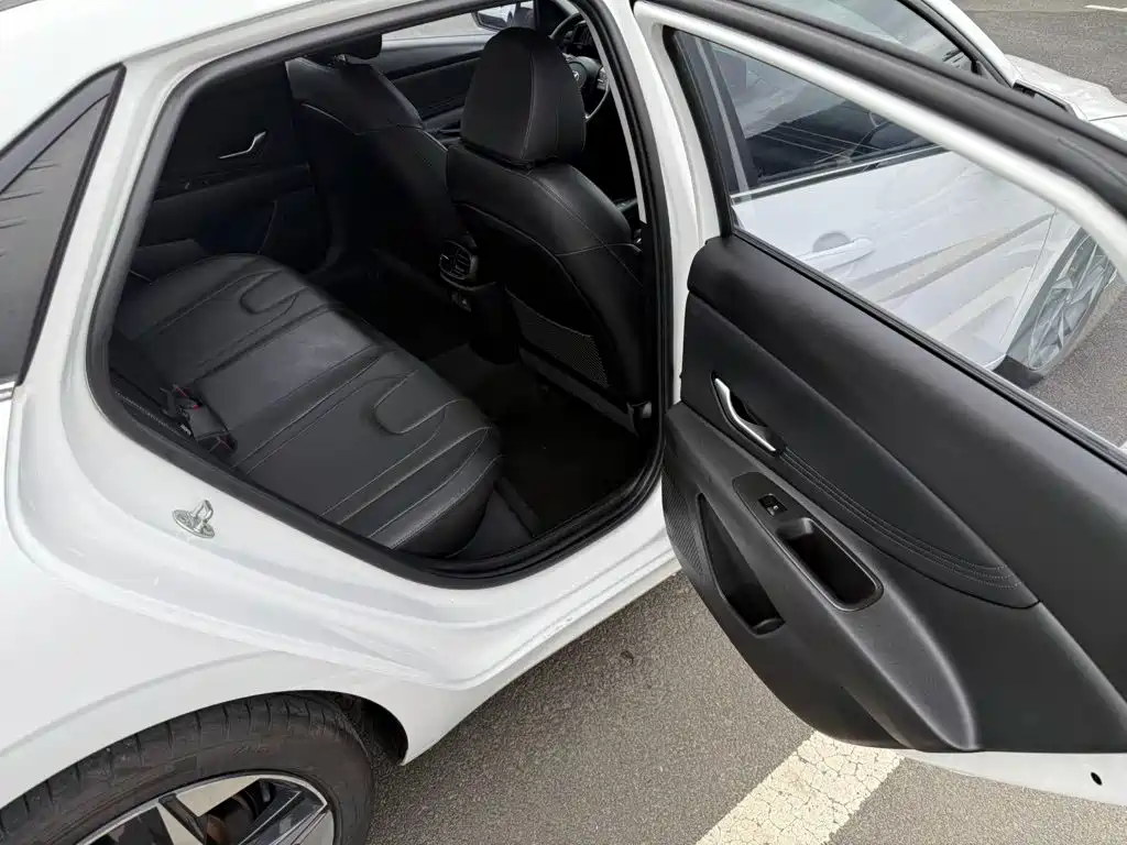 Hyundai Elantra 2023 — фото 11