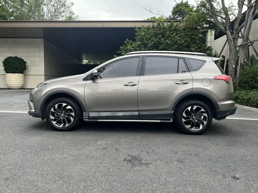 Toyota RAV4 2017 — фото 7