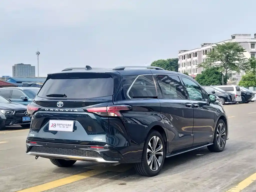 Toyota Granvia 2023