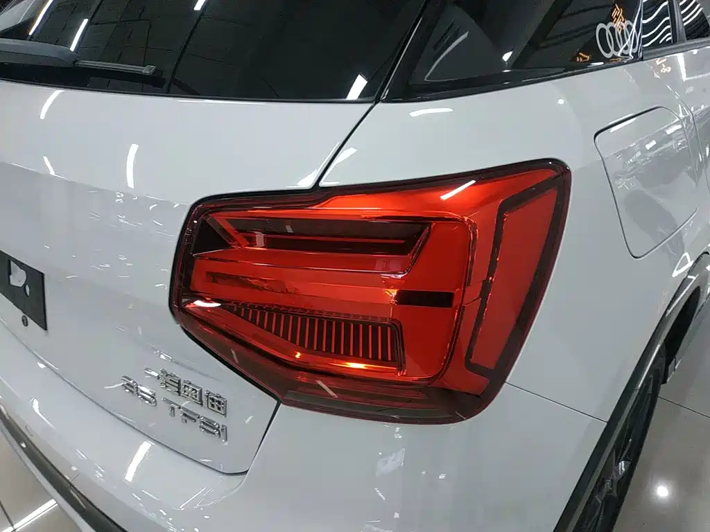 Audi Q2L 2018 — фото 24