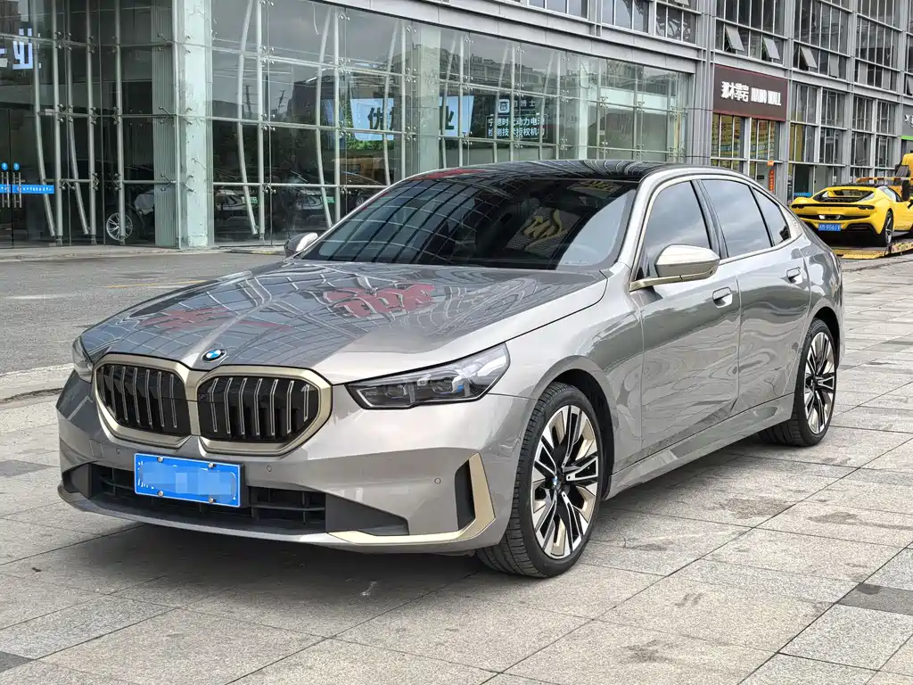 BMW 5 Series 2024 — фото 1