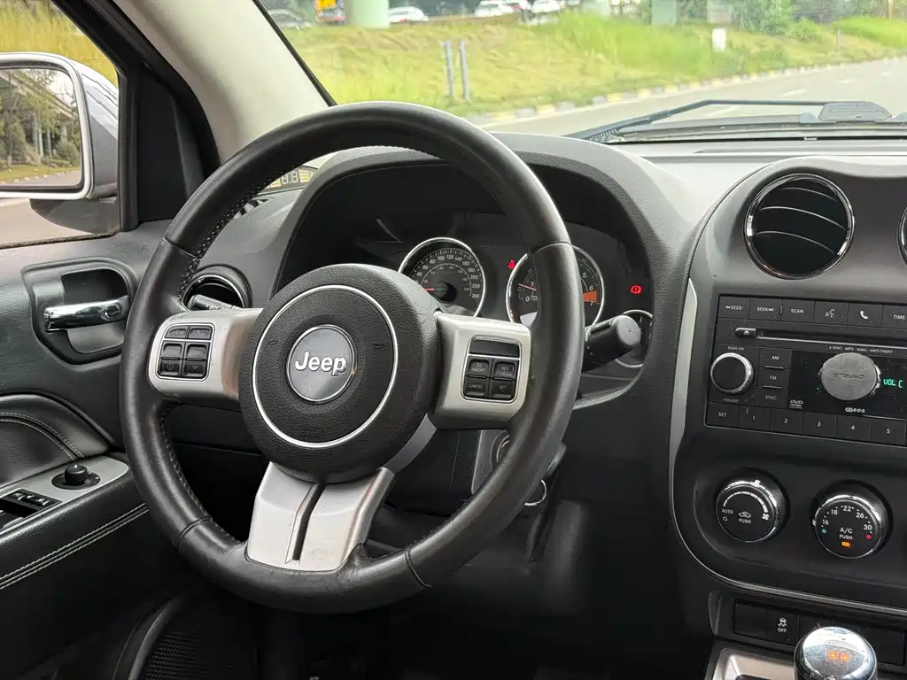 Jeep Compass 2015 — фото 11