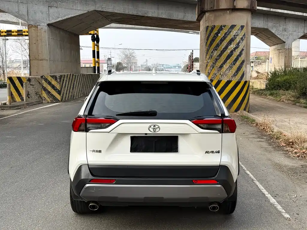 Toyota RAV4 2021 — фото 6