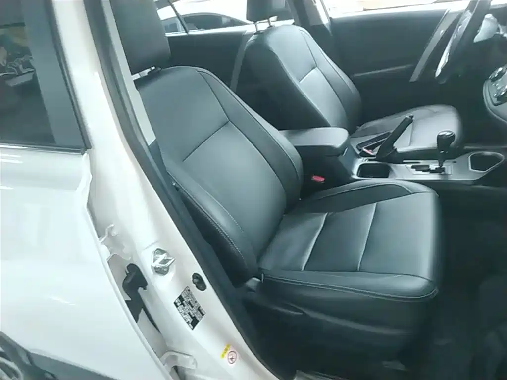 Toyota RAV4 2016 — фото 25