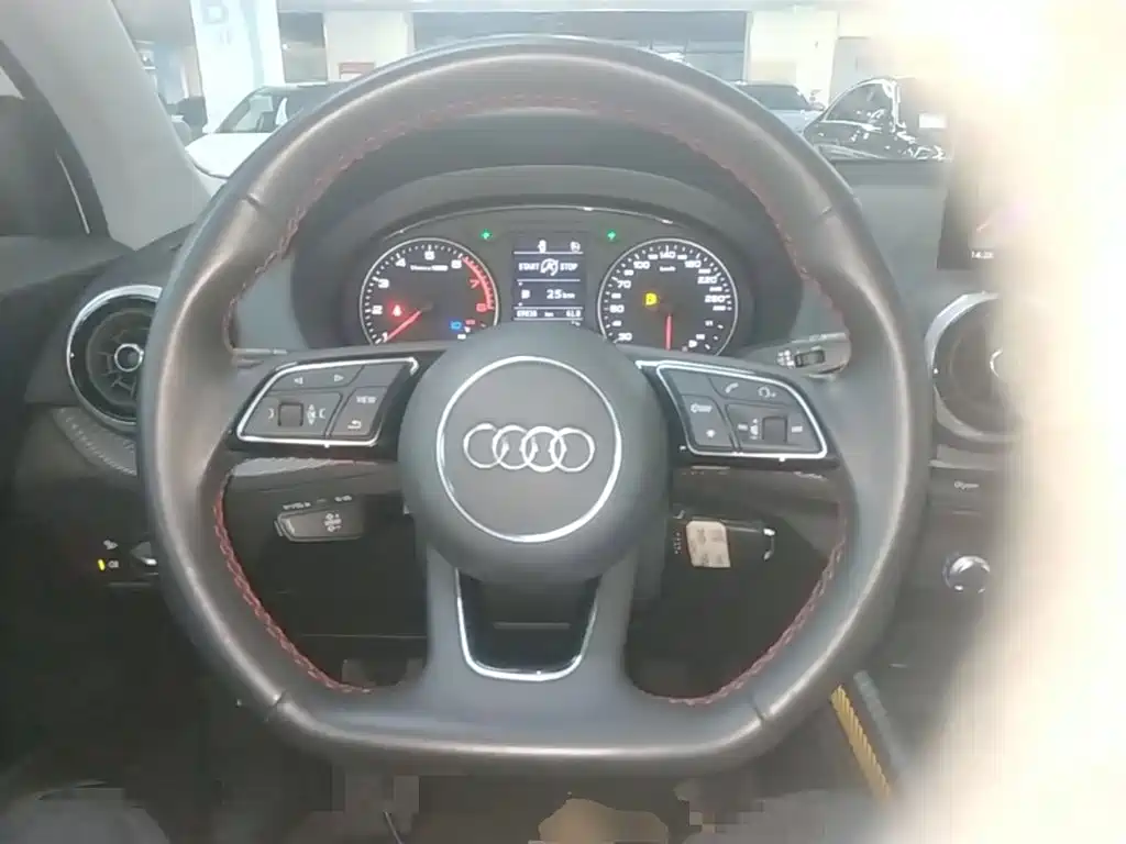 Audi Q2L 2023 — фото 11