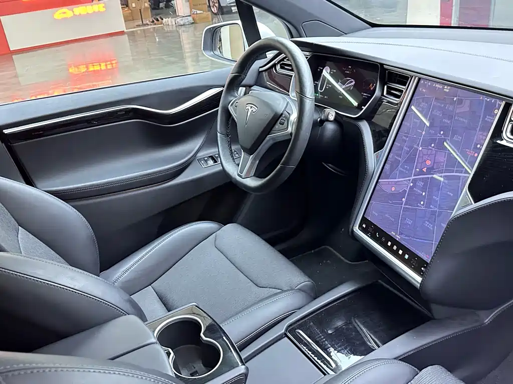Tesla Model X 2018 — фото 12