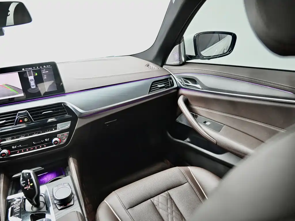 BMW 5 Series 2021 — фото 11