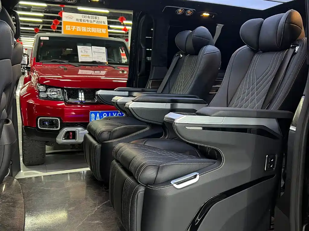 Mercedes-Benz V-Class 2023 — фото 9