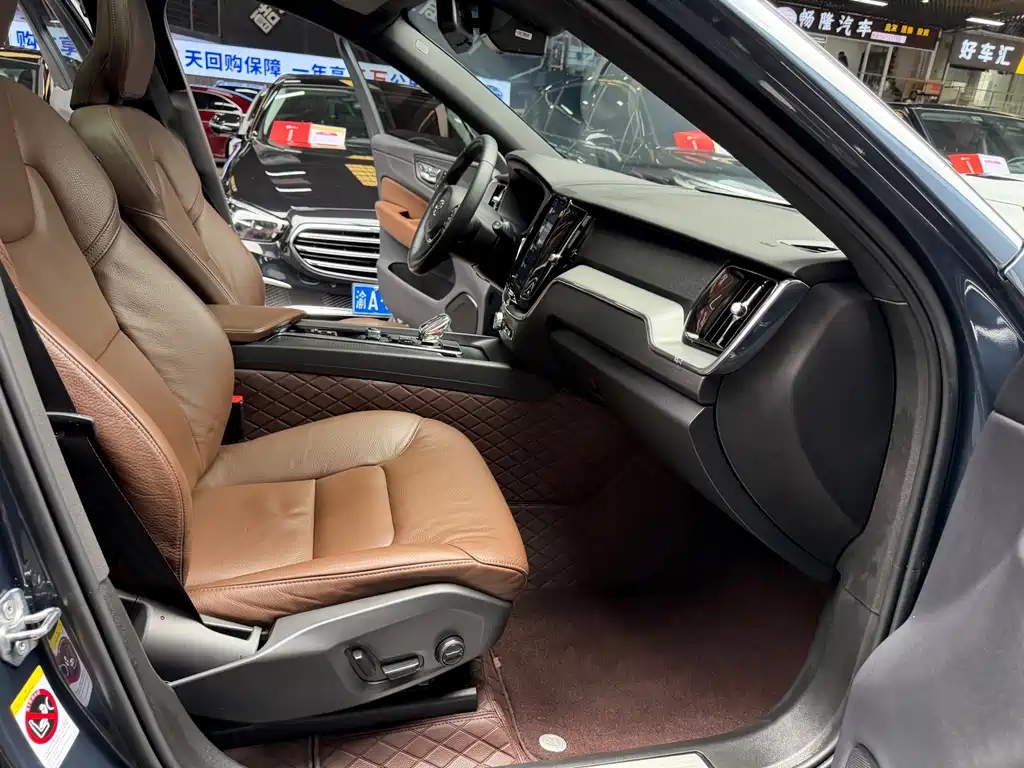 Volvo XC60 2022 — фото 19