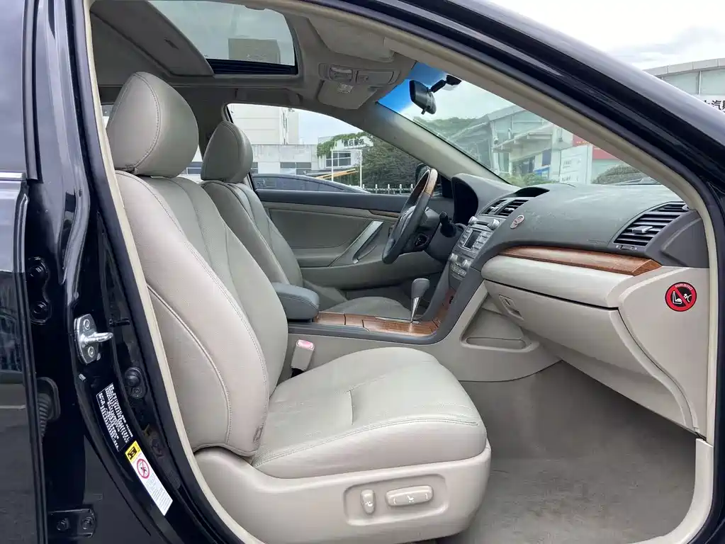 Toyota Camry 2011 — фото 12