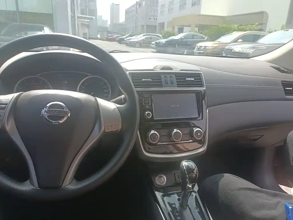 Nissan Tiida 2018 — фото 10