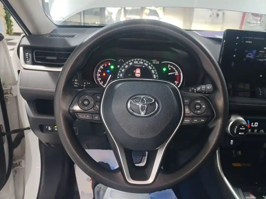 Toyota RAV4 2024 — фото 11