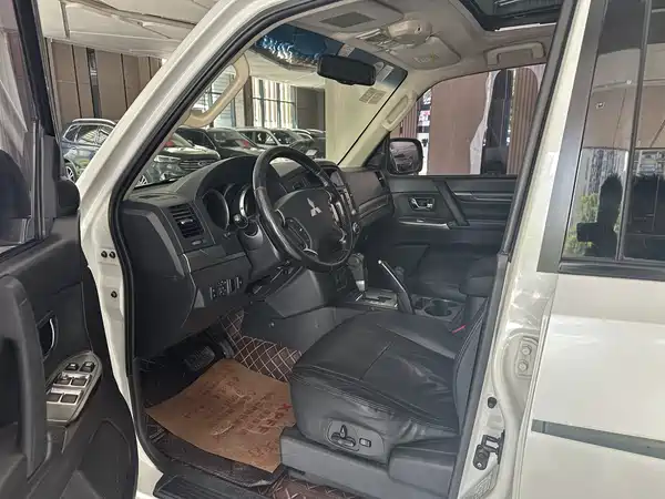 Mitsubishi Pajero 2012