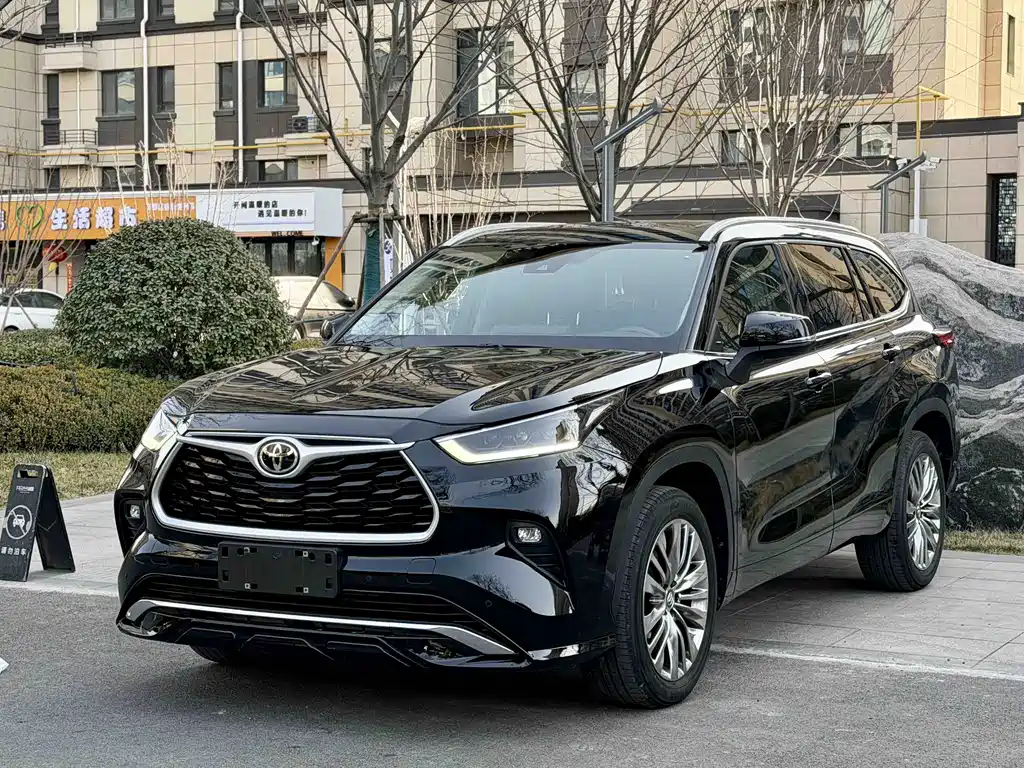Toyota Highlander 2023 — фото 1