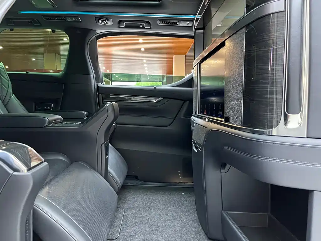 Lexus LM 2020