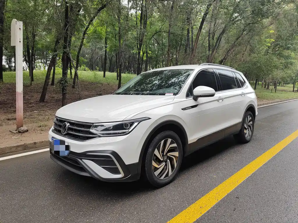 Volkswagen Tiguan L 2022 — фото 1
