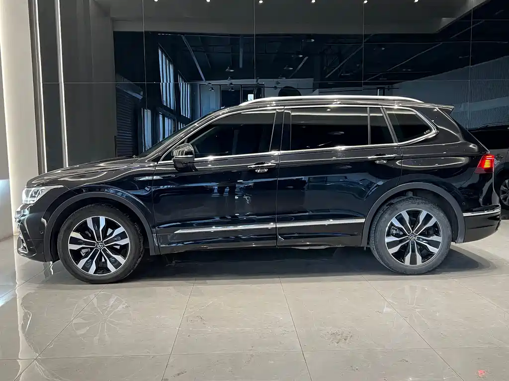 Volkswagen Tiguan L 2023 — фото 4