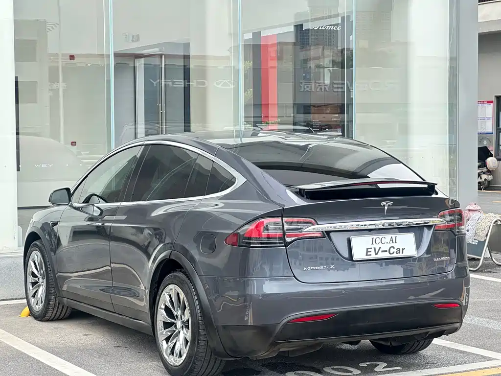 Tesla Model X 2018 — фото 15