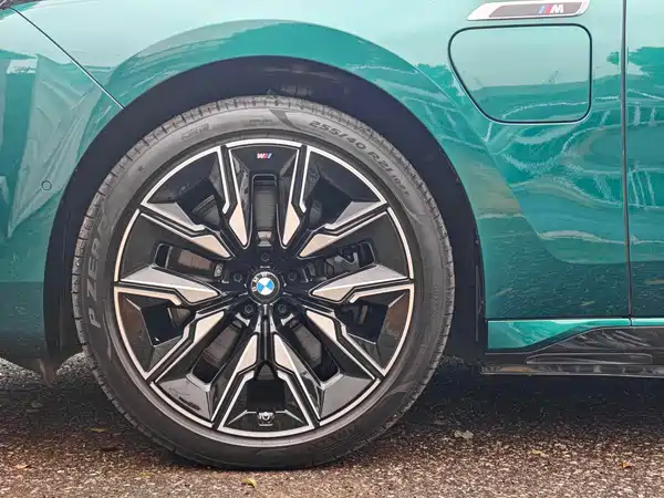 BMW i7 M70L 2023