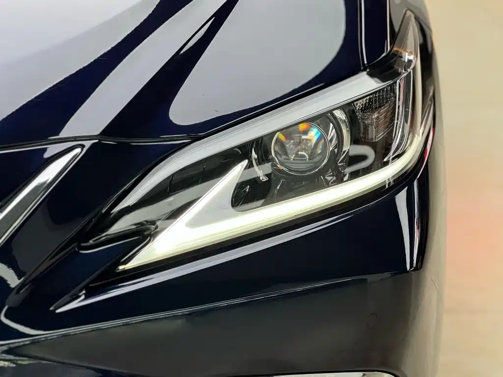 Lexus ES 2021 — фото 17