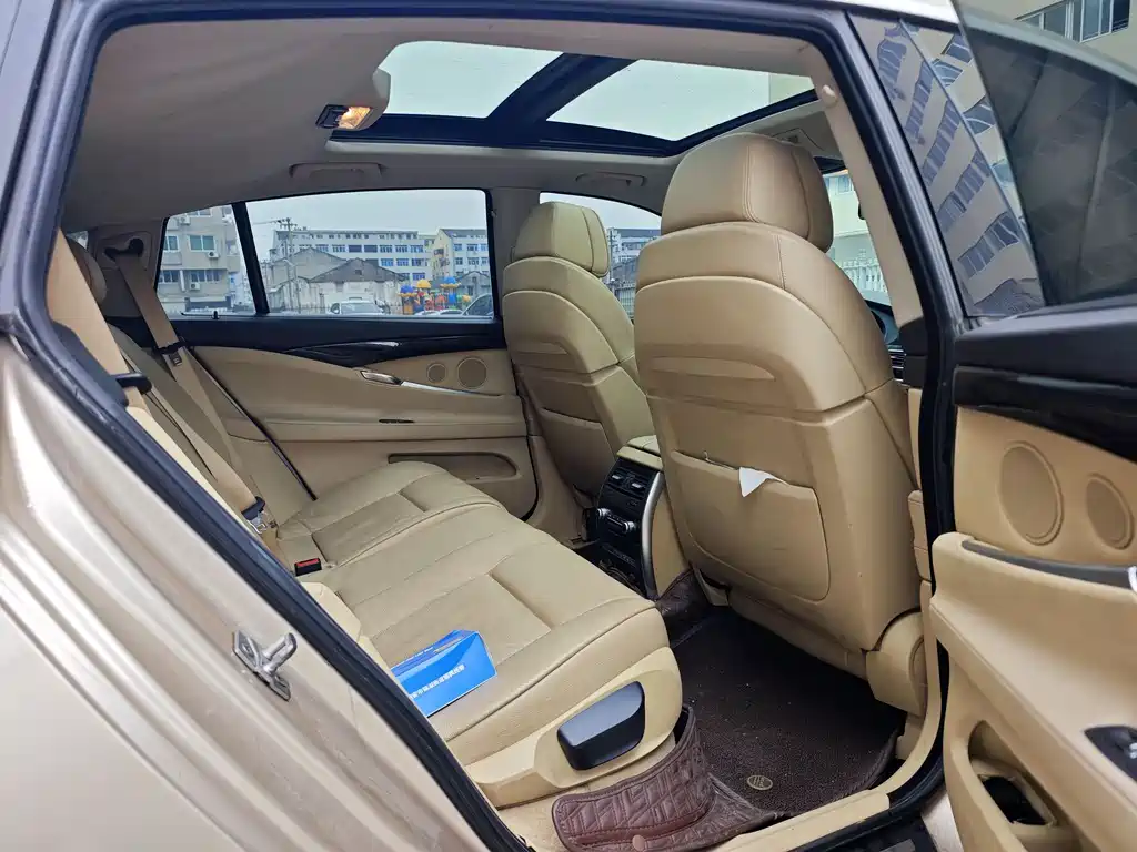 BMW 5 Series GT 2010 — фото 10